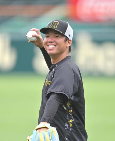 　笑顔でキャッチボールする村上（撮影・北村雅宏）