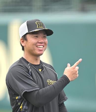 　練習中に笑顔を見せる村上（撮影・北村雅宏）