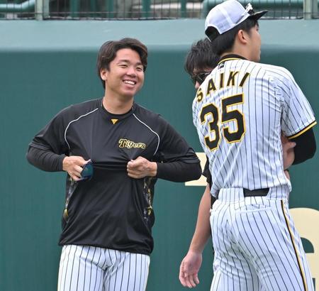 　練習中に笑顔を見せる村上（左）＝撮影・北村雅宏