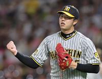 　６回、山川を三振に仕留め、ガッツポーズを決める才木（撮影・田中太一）