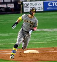 　３回、左中間に二塁打を放つ佐藤輝（撮影・山口登）