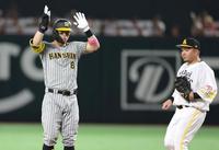 　３回、二塁打を放った佐藤輝は両手を挙げる。右は山川（撮影・田中太一）