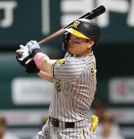 　３回、二塁打を放つ佐藤輝（撮影・田中太一）