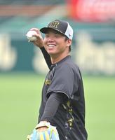 　笑顔でキャッチボールする村上（撮影・北村雅宏）