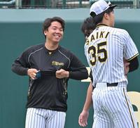 　練習中に笑顔を見せる村上（左）＝撮影・北村雅宏