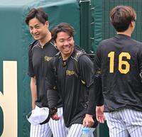 　練習に向かう（左から）大竹、村上、西勇（撮影・北村雅宏）