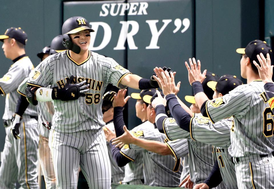 　１回、満弾を放った前川はナインとタッチを交わす（撮影・田中太一）