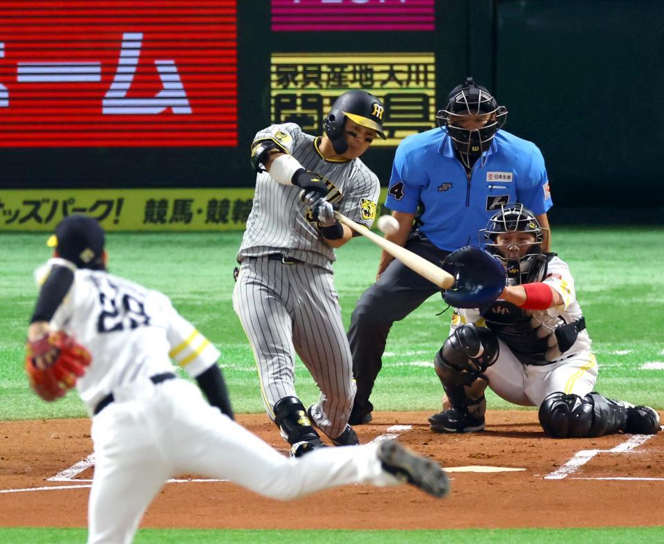 　１回、右越えに先制満塁弾を放つ前川（撮影・山口登）