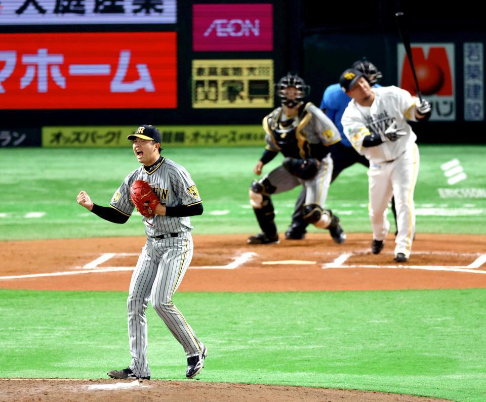 　６回、山川を空振り三振に仕留め、ガッツポーズを決める才木（撮影・山口登）