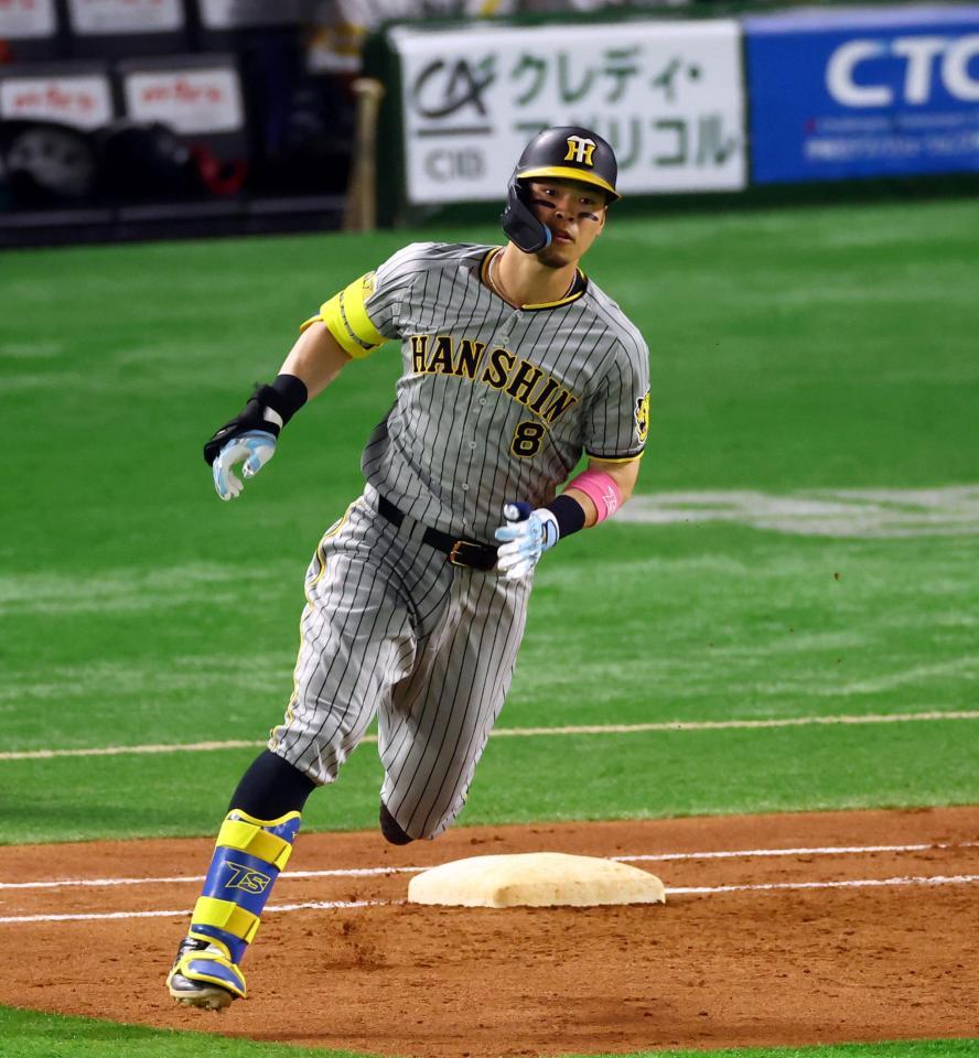 　３回、左中間に二塁打を放つ佐藤輝（撮影・山口登）