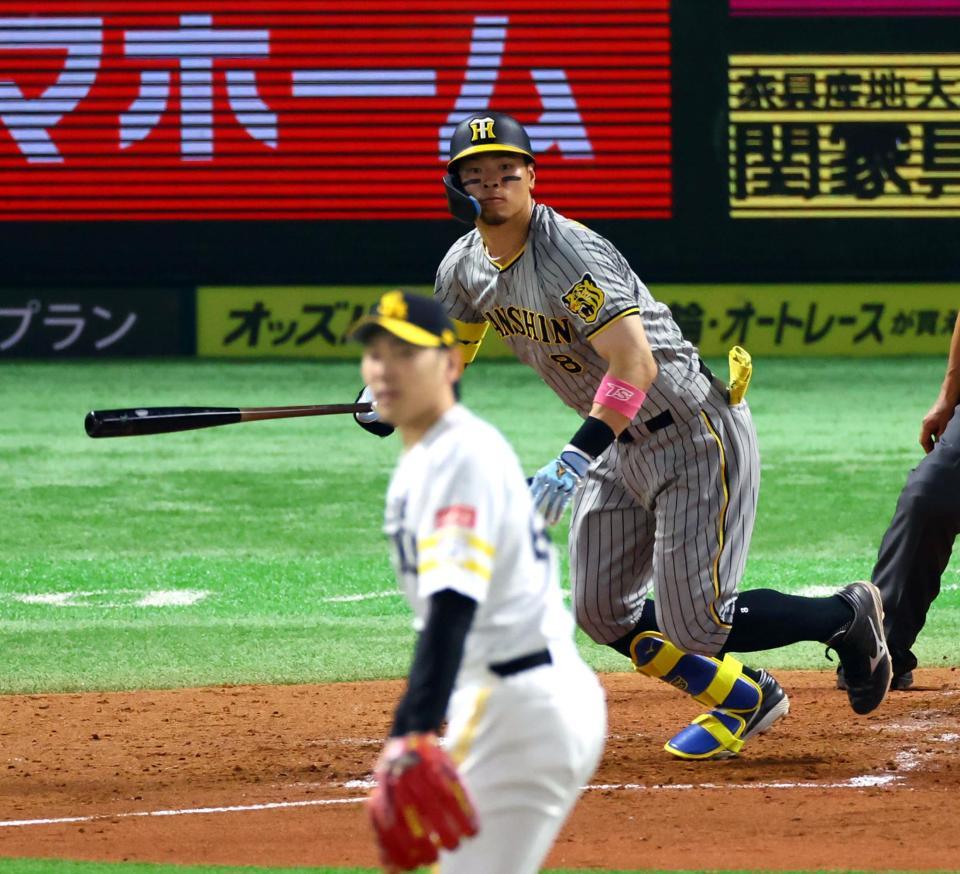 　３回、左中間に二塁打を放つ佐藤輝（撮影・山口登）