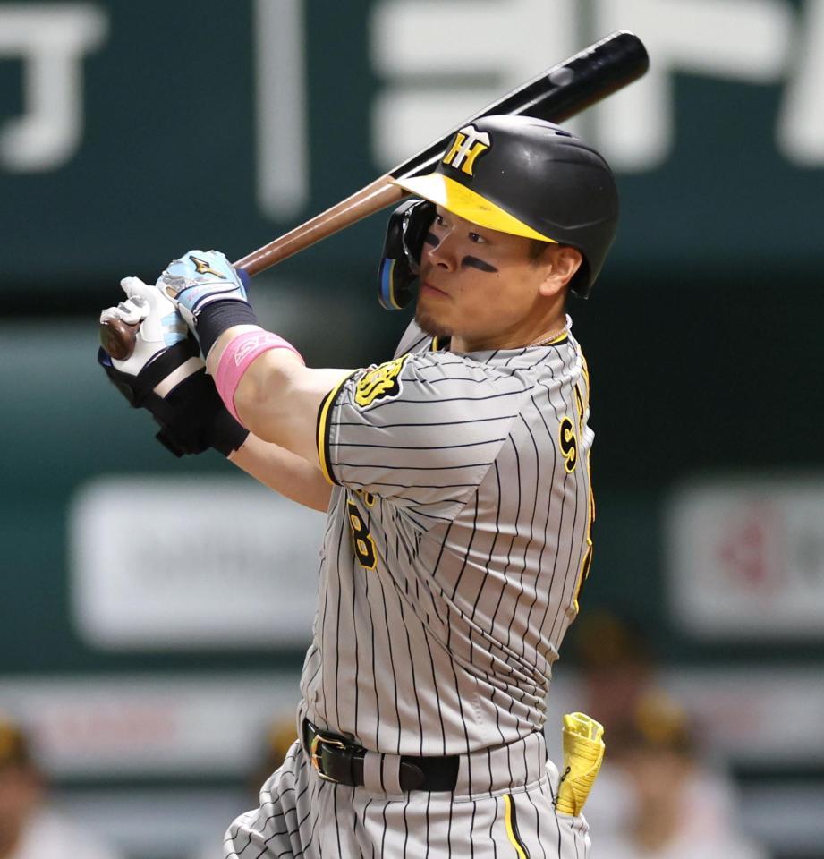 　３回、二塁打を放つ佐藤輝（撮影・田中太一）