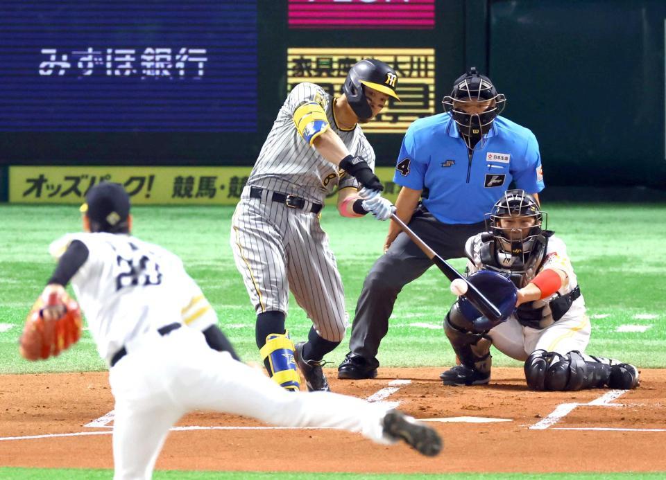 　１回、右前打を放つ佐藤輝。投手・石川（撮影・山口登）