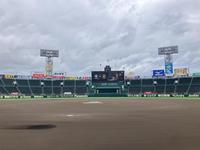 　雨が上がり、グラウンドのシートも撤去された甲子園球場