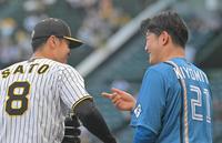 　試合前、清宮（右）と談笑する佐藤輝（撮影・北村雅宏）