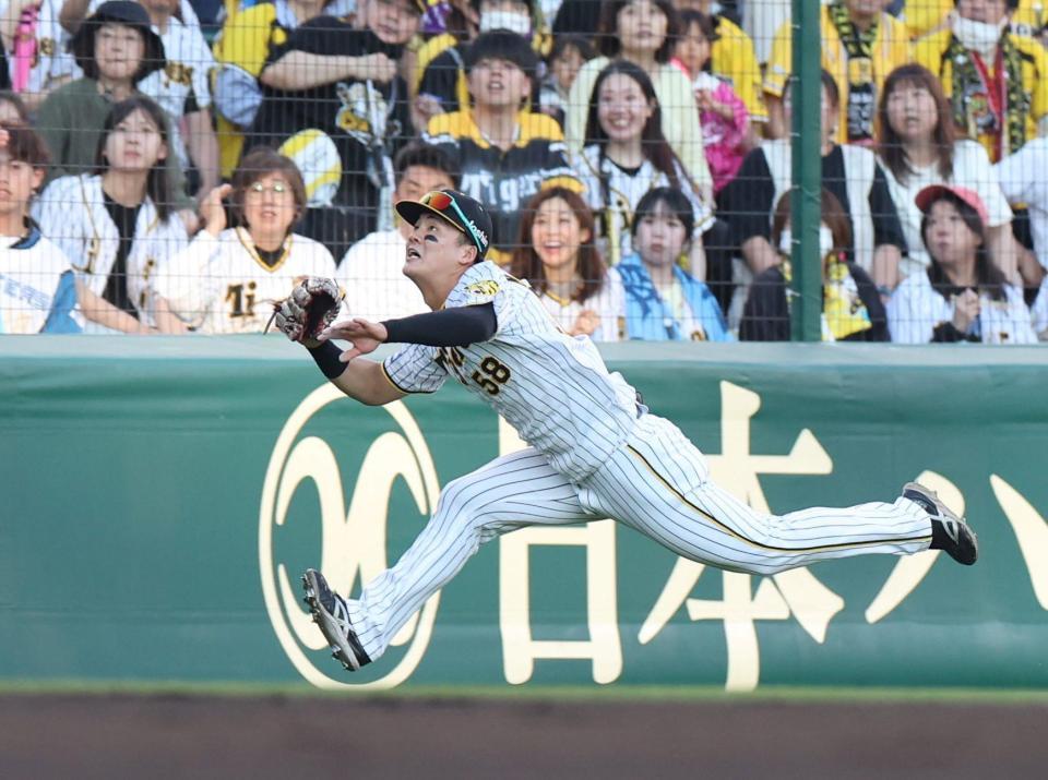 　２回、水野の邪飛を追う前川（撮影・中田匡峻）