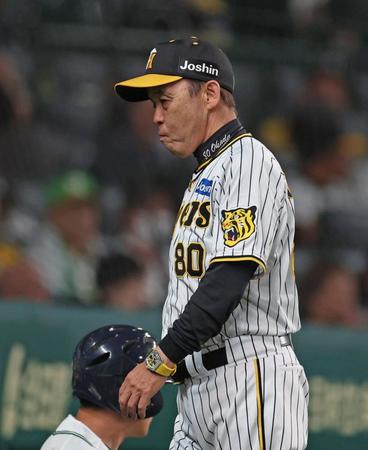　７回、選手交代を告げ、ベンチに戻る岡田監督（撮影・中田匡峻）