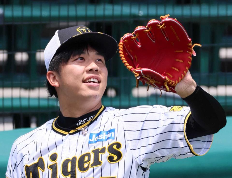 　交流戦優秀選手に選ばれた才木（撮影・立川洋一郎）