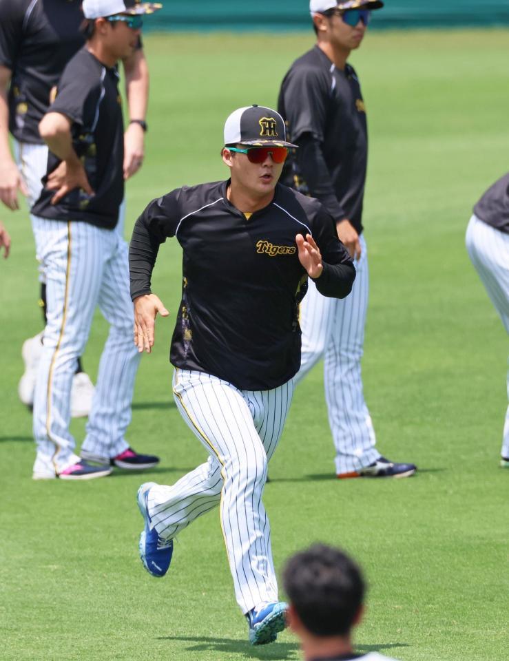 　ダッシュをして汗を流す前川（撮影・立川洋一郎）