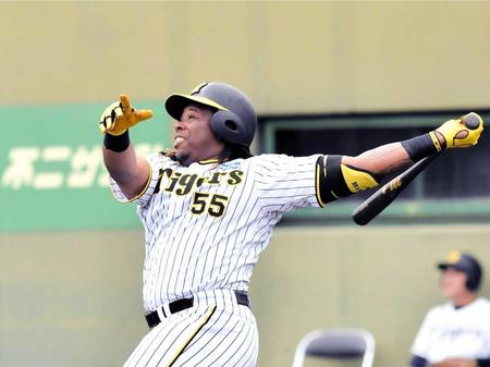 　６回、左中間への２ランホームランを放つミエセス（撮影・今井雅貴）