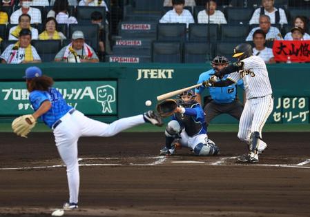 　２回、右前打を放つ大山（撮影・山口登）