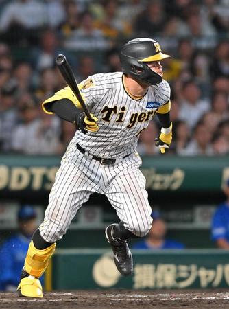 　５回、中前打を放つ佐藤輝（撮影・北村雅宏）