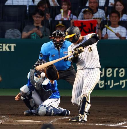 　４回、中前打を放つ大山（撮影・山口登）