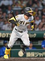 　５回、中前打を放つ佐藤輝（撮影・北村雅宏）