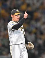 　７回、筒香を空振り三振に仕留めた西勇（撮影・北村雅宏）