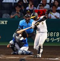 　４回、中前打を放つ大山（撮影・山口登）