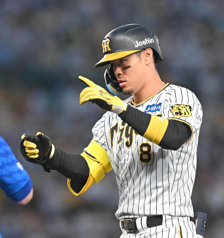 　５回、中前打を放った佐藤輝（撮影・北村雅宏）