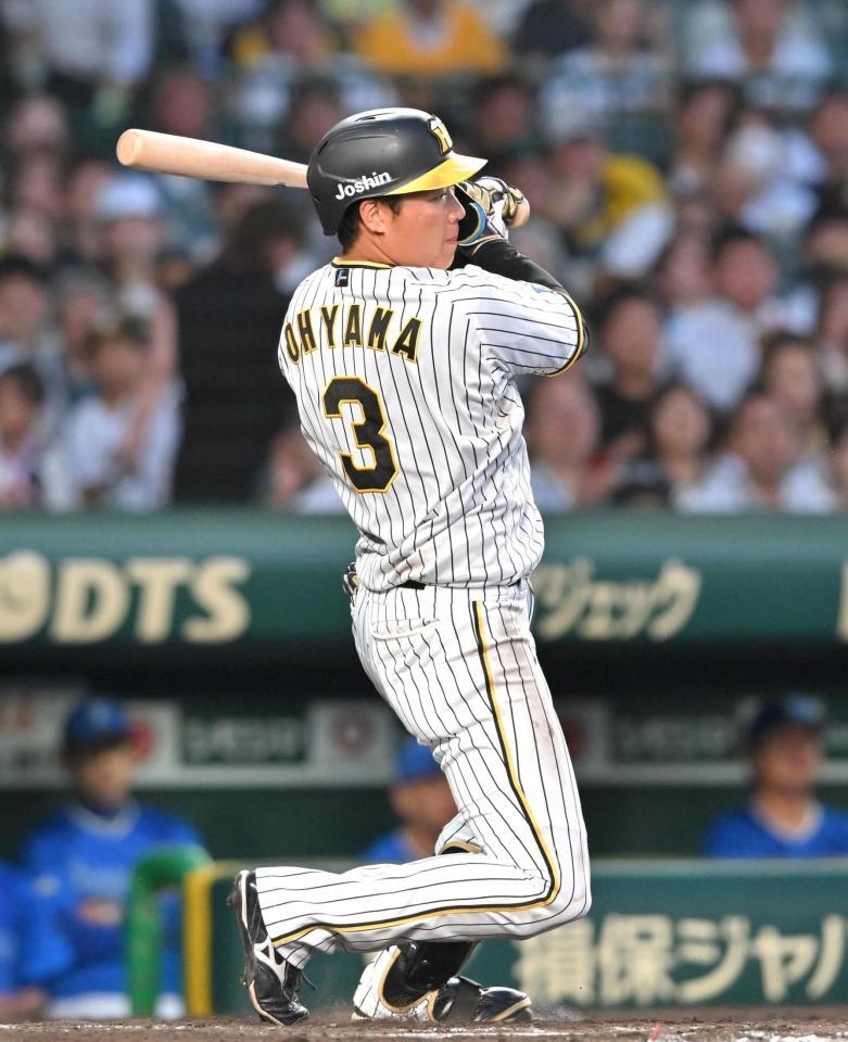 　４回、中前打を放つ大山（撮影・北村雅宏）