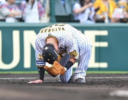 　３回、東の打球を後逸する渡辺（撮影・石井剣太郎）