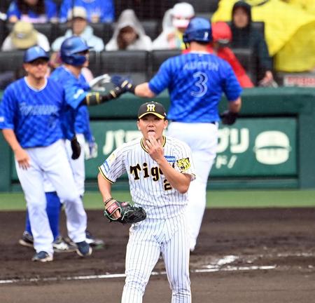 　３回、オースティンに逆転３ランを打たれた伊藤将（撮影・飯室逸平）