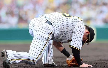 　３回、東の打球を後逸する三塁手・渡辺（撮影・立川洋一郎）