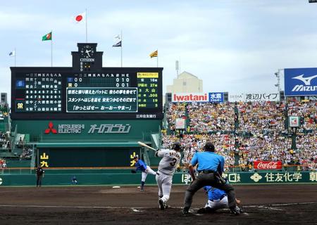 　２回、左越えに先制ソロを放つ大山（撮影・山口登）