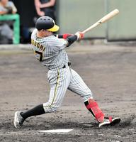 　３回、レフトスタンドへ本塁打を放つ野口（撮影・今井雅貴）