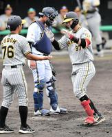 　３回、本塁打を放ち、生還する野口（撮影・今井雅貴）