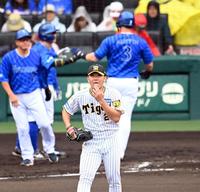 　３回、オースティンに逆転３ランを打たれた伊藤将（撮影・飯室逸平）