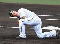 　３回、東の打球を後逸する渡辺（撮影・飯室逸平）