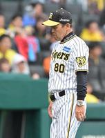 　選手の交代を告げ、厳しい表情でベンチに戻る岡田監督（撮影・石井剣太郎）