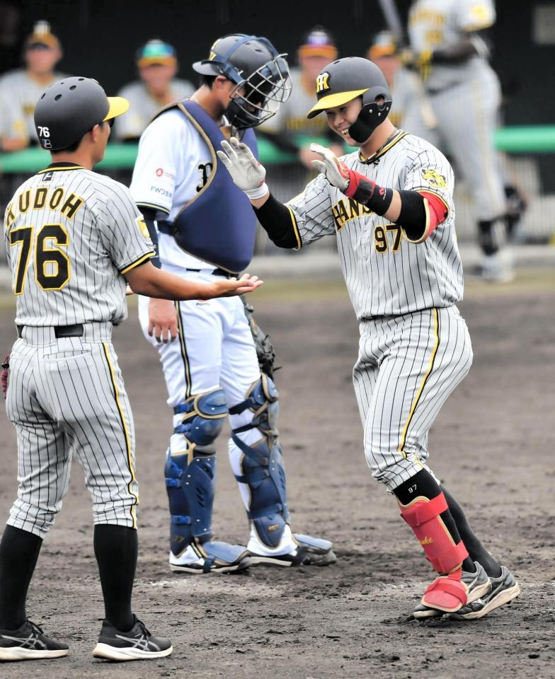 　３回、本塁打を放ち、生還する野口（撮影・今井雅貴）