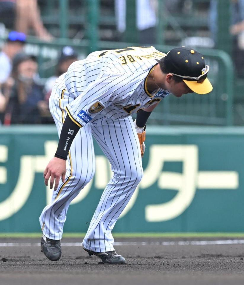 　１回、度会の打球を後逸する渡辺（撮影・石井剣太郎）