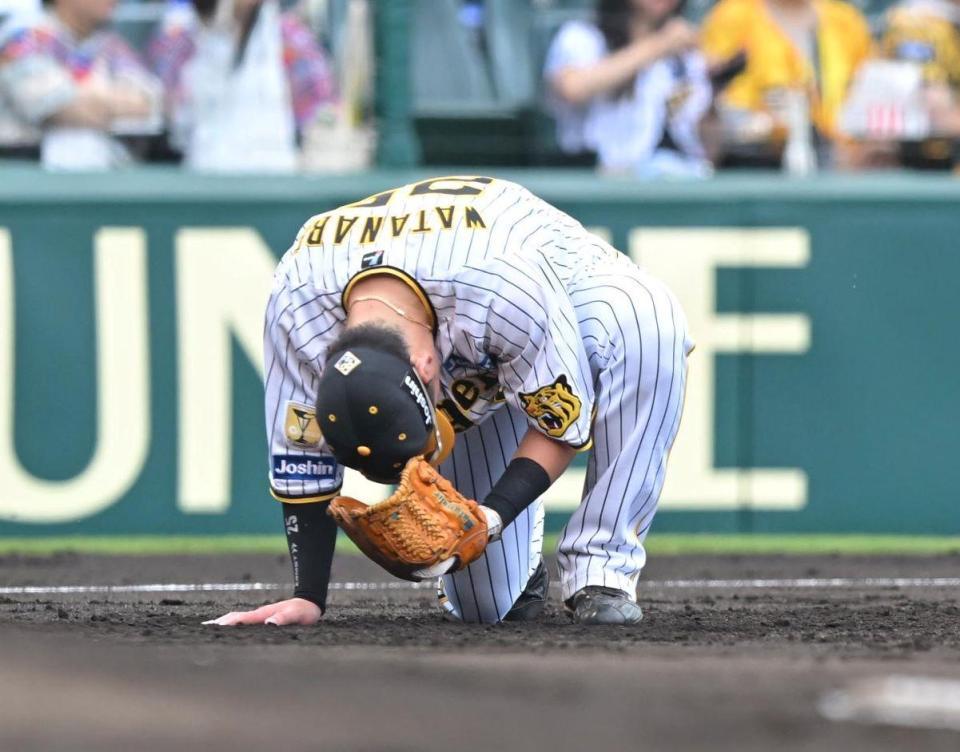 　３回、東の打球を後逸する渡辺（撮影・石井剣太郎）