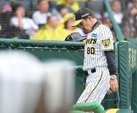 　選手の交代を告げ、厳しい表情でベンチに戻る岡田監督（撮影・石井剣太郎）