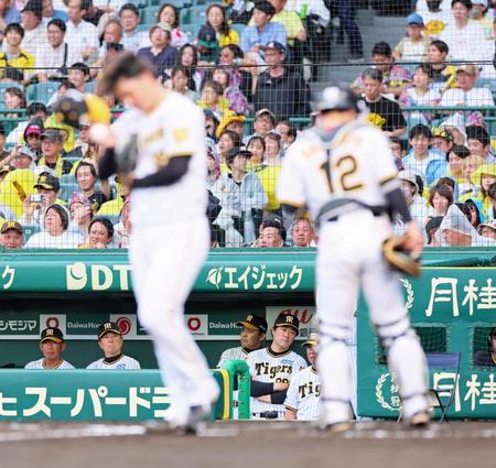 　７回、オースティンの適時打で追加点を許し、表情を険しくする岡田監督（中央奥）＝撮影・立川洋一郎