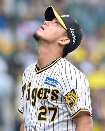 　６回、追加点を与え、天を仰ぎながらベンチへ戻る伊藤将（撮影・石井剣太郎）