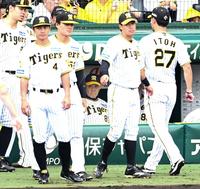 　６回、ベンチで厳しい表情の岡田監督（中央奥）＝撮影・飯室逸平