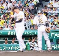 　７回、オースティンの適時打で追加点を許し、表情を険しくする岡田監督（中央奥）＝撮影・立川洋一郎