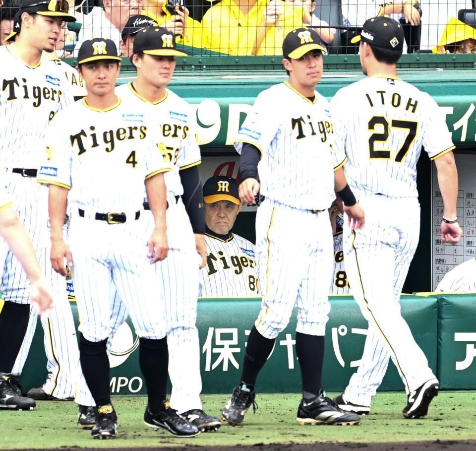 　６回、ベンチで厳しい表情の岡田監督（中央奥）＝撮影・飯室逸平
